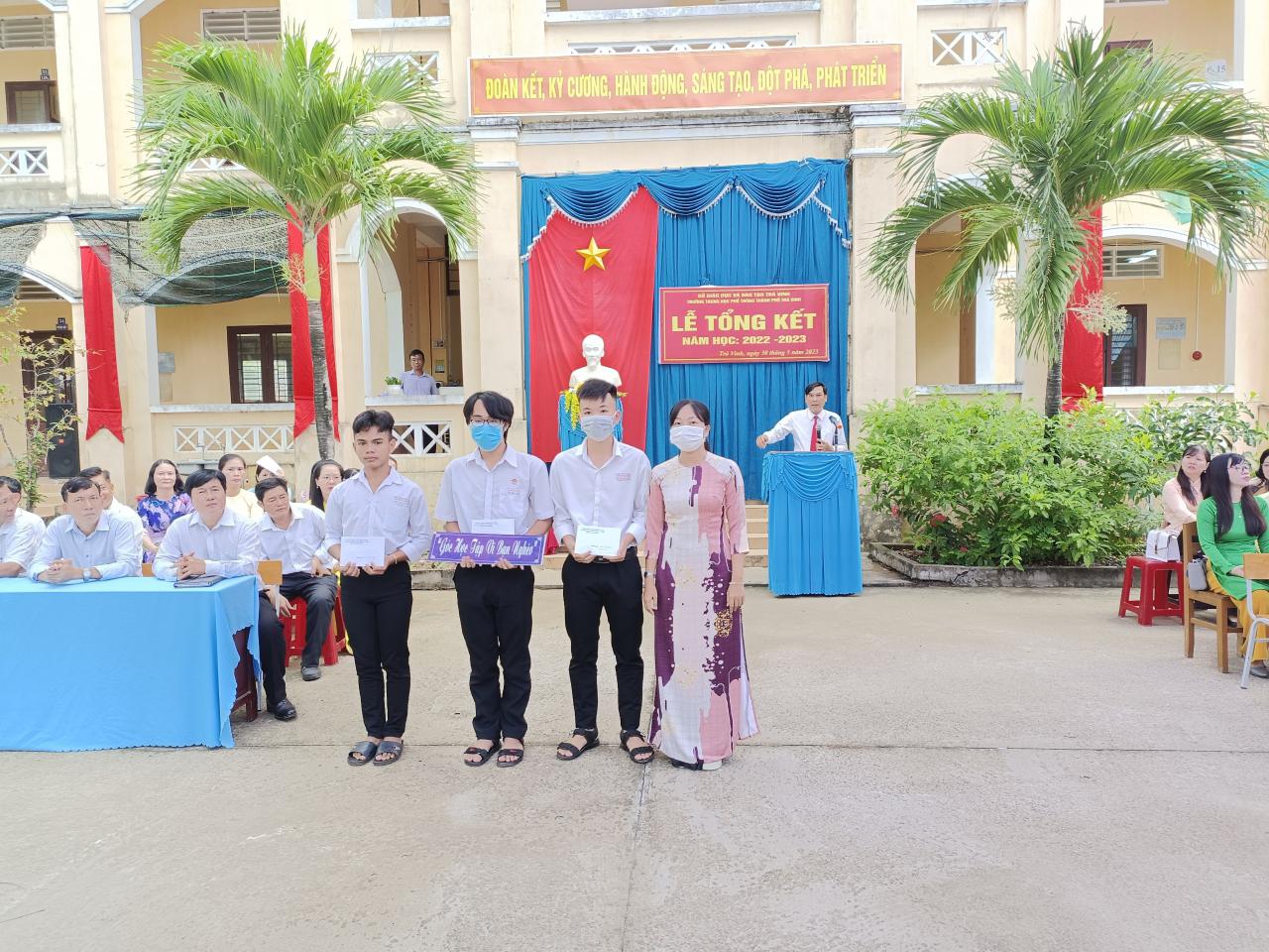 Đoàn trường THPT Thành phố Trà Vinh: TRAO DANH HIỆU “HỌC SINH 3 TỐT” VÀ “GÓC HỌC TẬP” CHO HỌC SINH CÓ HOÀN CẢNH KHÓ KHĂN