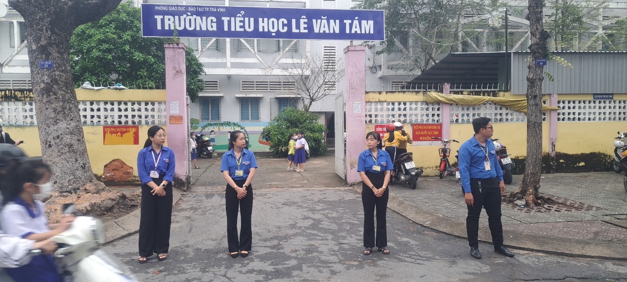 Hội LHTN Việt Nam thành phố: Hoạt động tình nguyện tham gia xây dựng “Cổng trường an toàn giao thông năm 2024”